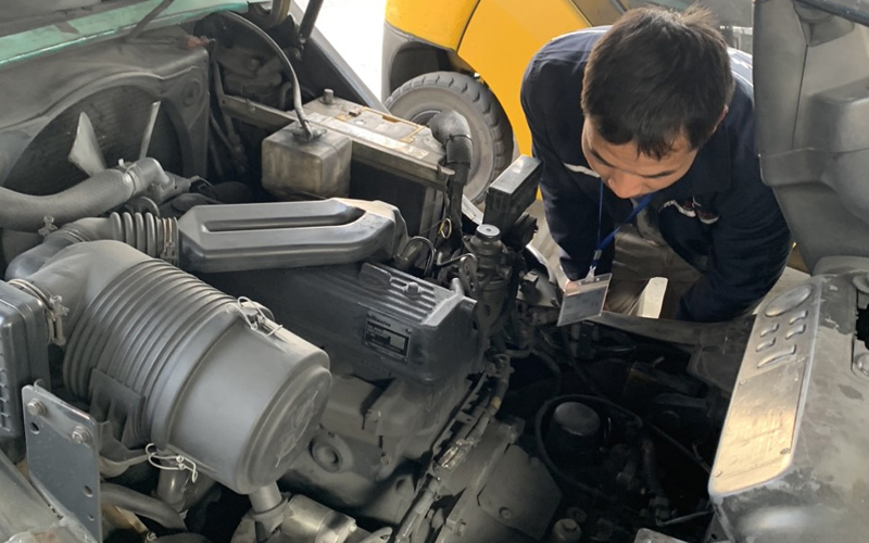 Kiểm tra động cơ xe nâng