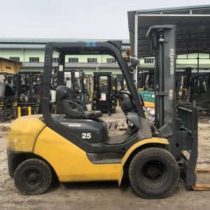 Xe nâng cũ chạy dầu 2.5 tấn Komatsu FD25T-17