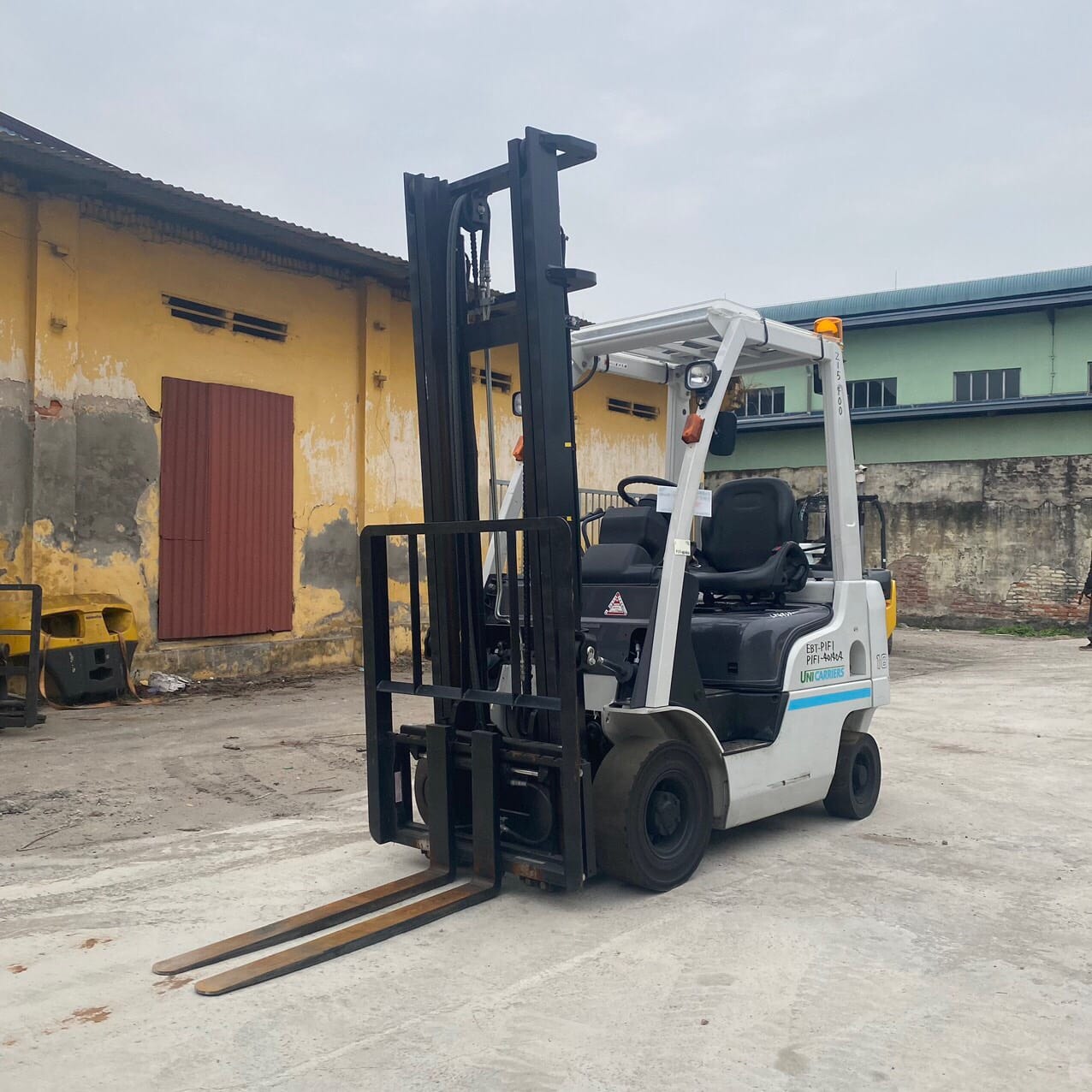 Xe nâng xăng/gas 1.8 tấn Unicarriers EBT-P1F1 sản xuất 2015