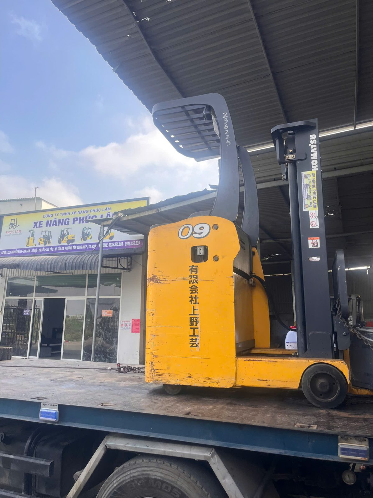 Giao xe nâng điện đứng lái 0.9 tấn Komatsu FB09RS-14 cho khách hàng tại Đồng Nai