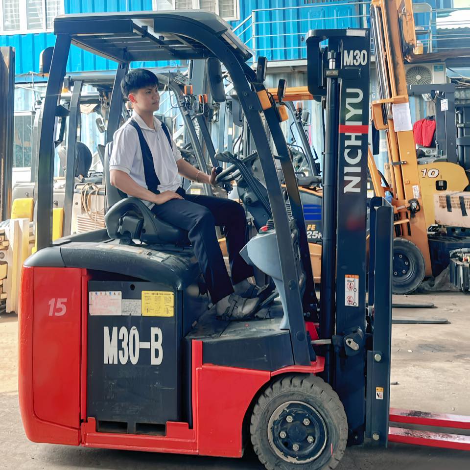 Cách lái xe nâng điện cho người mới an toàn và dễ hiểu