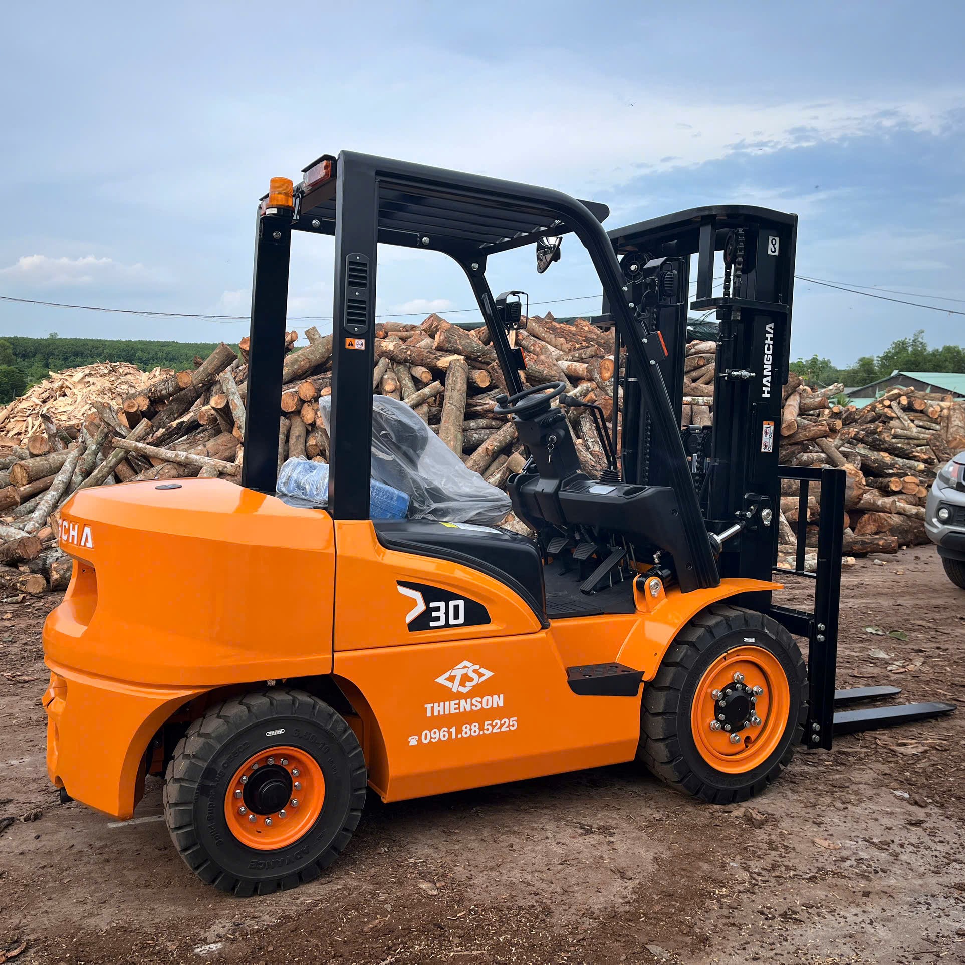 Kinh nghiệm thuê xe nâng cho công trình giúp tiết kiệm chi phí và đảm bảo hiệu quả