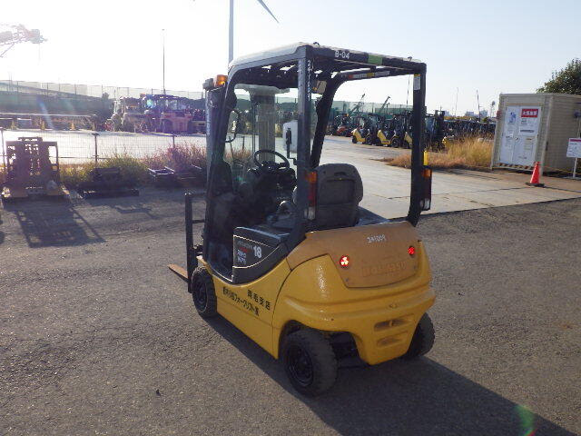 Máy nâng hàng trong kho hoạt động như thế nào?