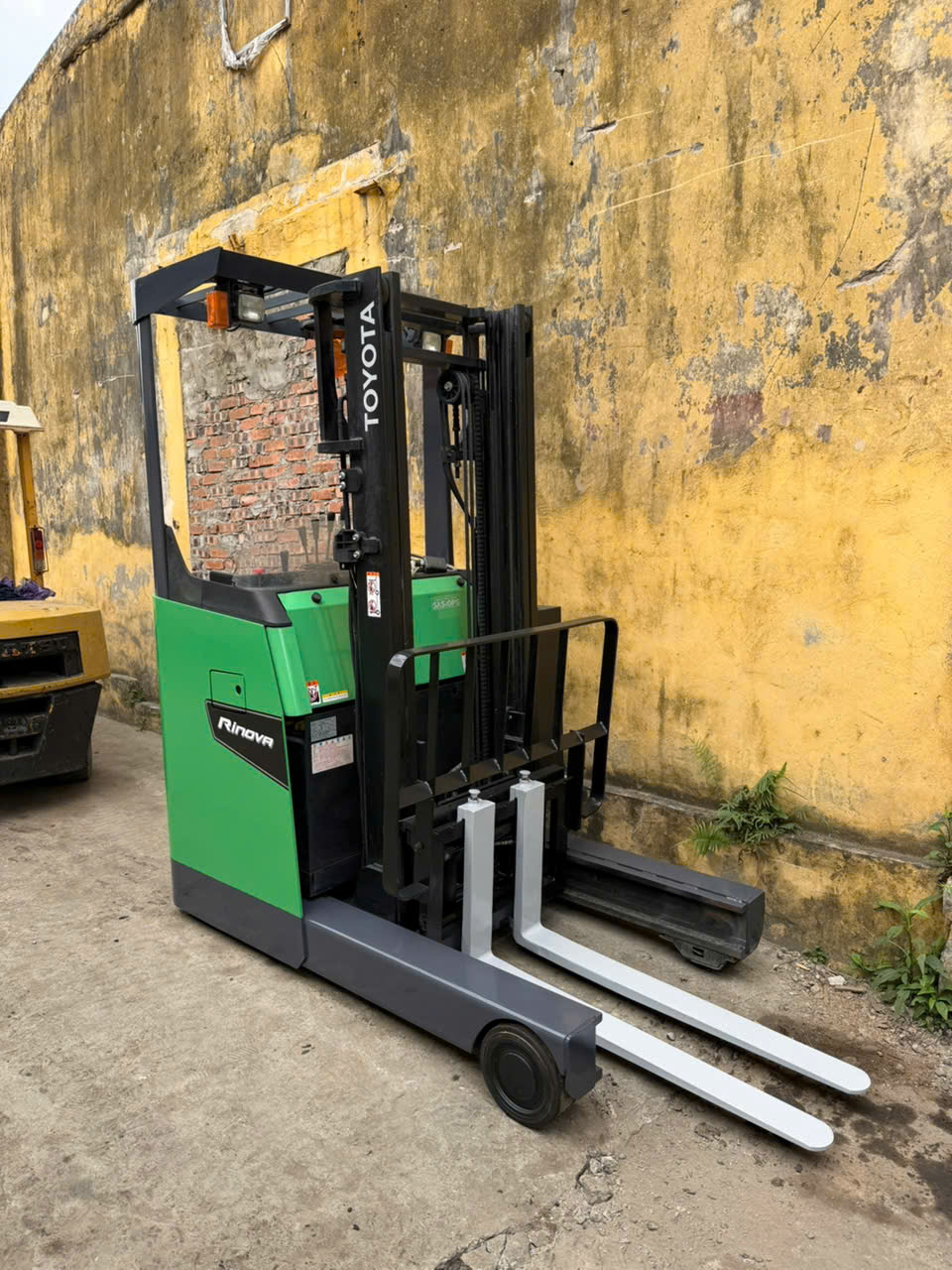 Xe nâng điện đứng lái Toyota FBR18 serial 13132