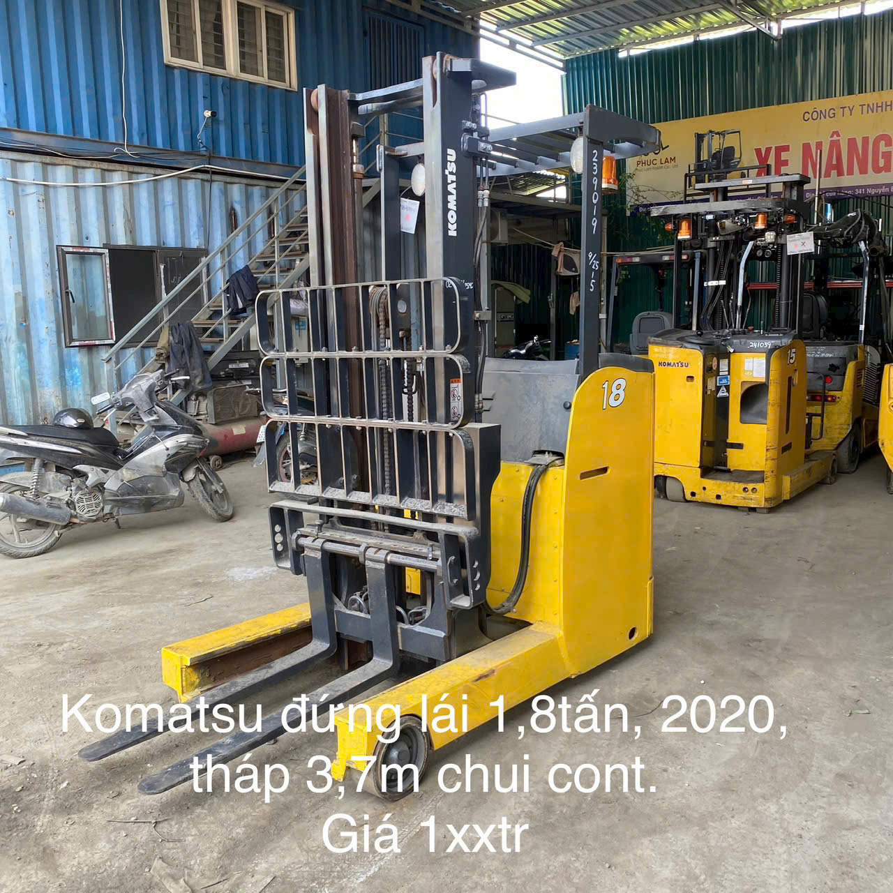 Xe nâng điện tại bãi xe Phúc Lâm