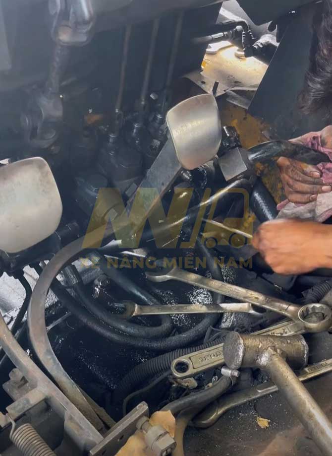 Hệ Thống Thủy Lực Bị Rò Rỉ Hoặc Hoạt Động Yếu