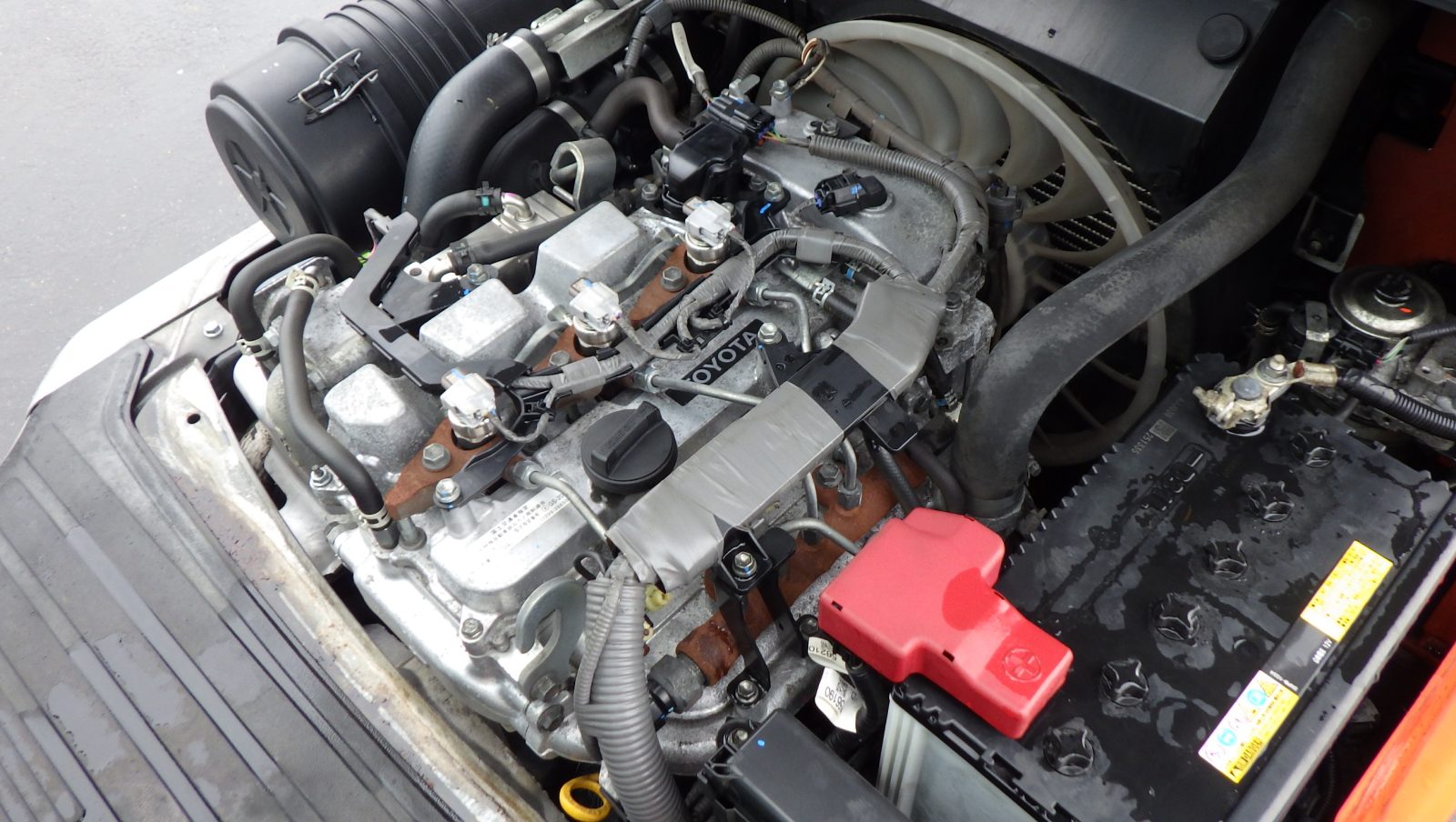 Mùi khét hoặc khói bốc lên từ động cơ