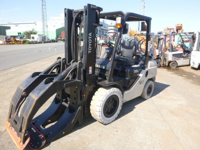 Xe nâng kẹp giấy hoạt động như thế nào trong nhà máy bao bì?