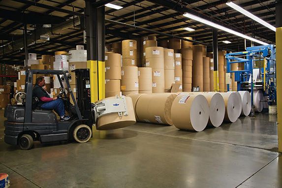 Xe nâng kẹp cuộn giấy có yêu cầu gì về tải trọng và chiều cao nâng?