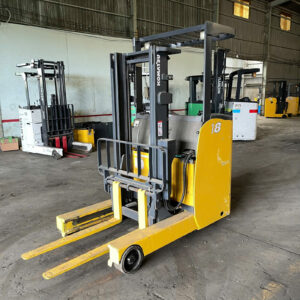 So sánh xe nâng điện đứng lái và ngồi lái