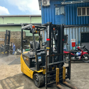 So sánh xe nâng điện đứng lái và ngồi lái