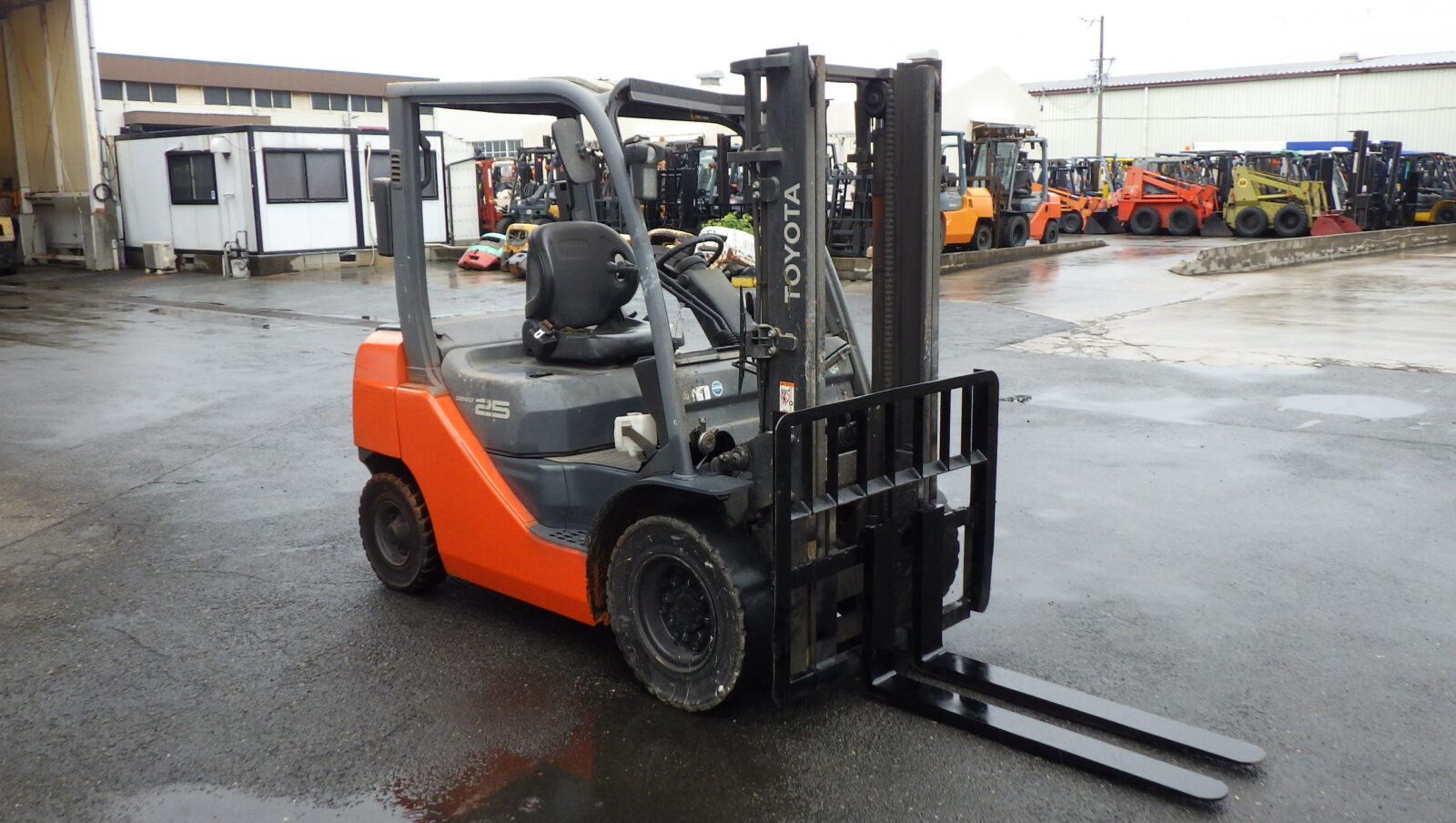 Xe nâng dầu Nhật bãi cho nhà máy thường xuyên nâng pallet hàng nặng