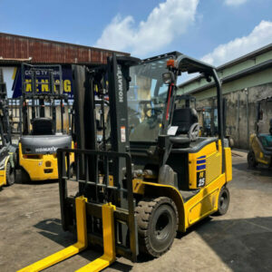 So sánh xe nâng điện đứng lái và ngồi lái